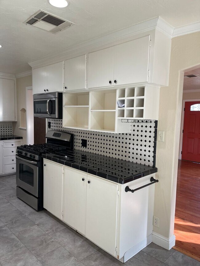 Building Photo - CHARMING 4 BED 2 BATH HOUSE NEAR DOWNTOWN