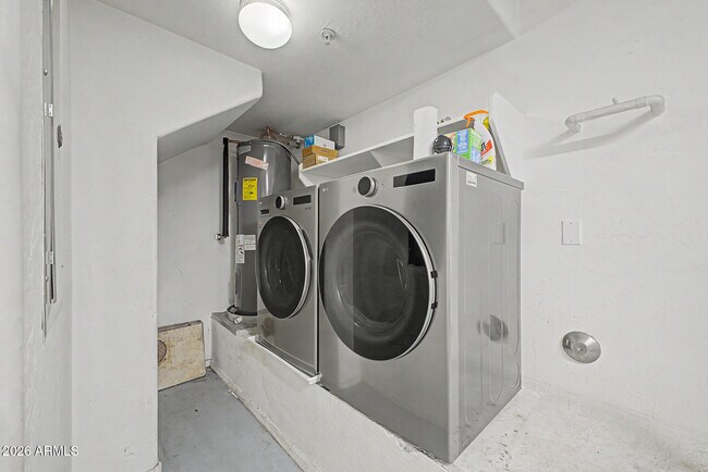 Building Photo - 2233 E Huntington Dr