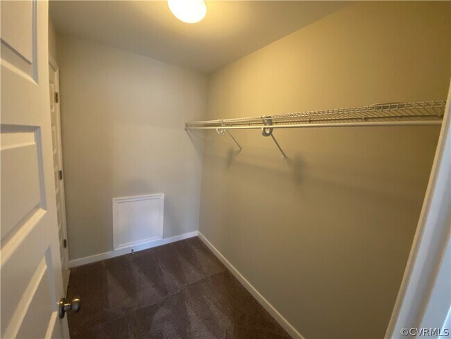 Building Photo - 8040 Rutland Village Dr