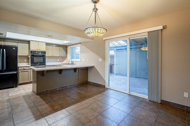 Building Photo - Charming 3 bedroom townhome near everything!