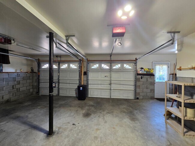 Building Photo - MOVE-IN SPECIAL!! $250 OFF First Month