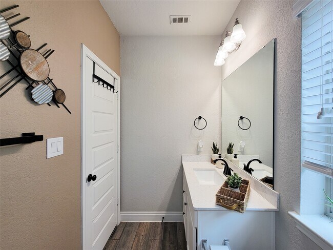 Building Photo - 16030 Muster Oak Dr