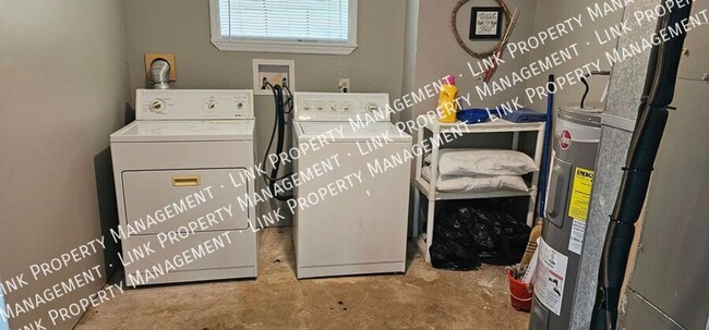 Building Photo - Don't miss this Large 3 or 4 bedroom 2 ful...