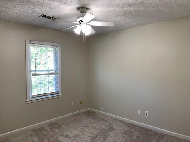 Building Photo - 4536 Woodlawn Lake Dr