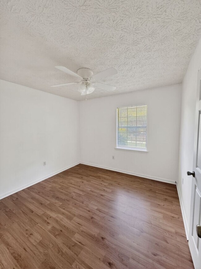 Building Photo - HOT SUMMER MOVE-IN SPECIAL: ONE MONTH FREE RENT!**
