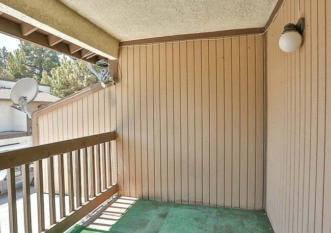 Building Photo - "Charming 2-Bedroom Retreat with Spacious ...