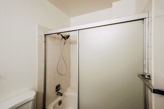 Building Photo - 2bed/2.5bath Townhouse with Updated Kitchen!