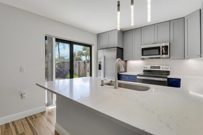 Building Photo - 2324 23rd Ct