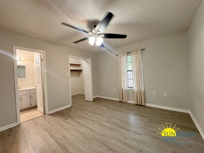 Building Photo - Charming 2-Bedroom Home with Bonus Room in Mary Esther!