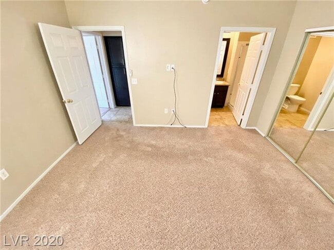 Building Photo - STUNNING 3 BEDROOM, 2 BATHROOM CONDO WITH ...