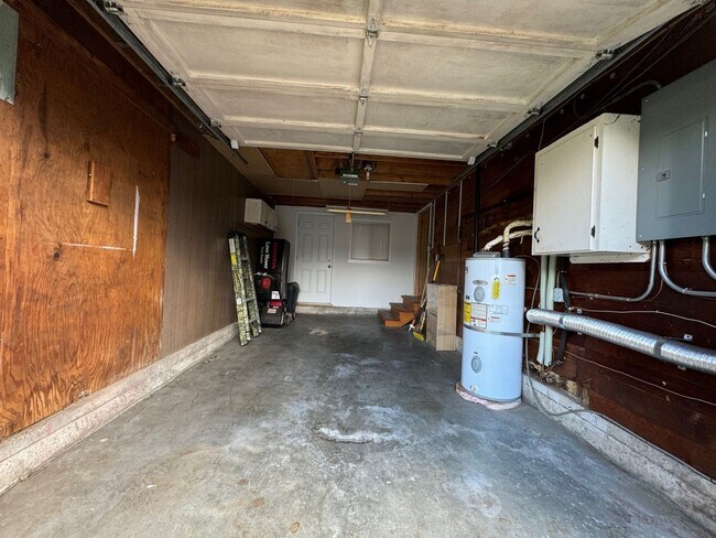 Building Photo - Charming rambler 2 bed 1 bath and office s...