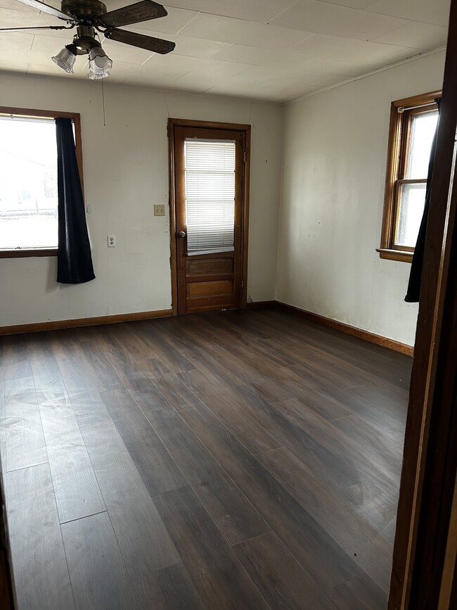 Building Photo - 413 W 5th St