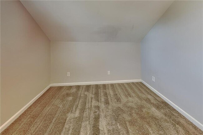 Building Photo - 5025 Oak Hollow Dr NW