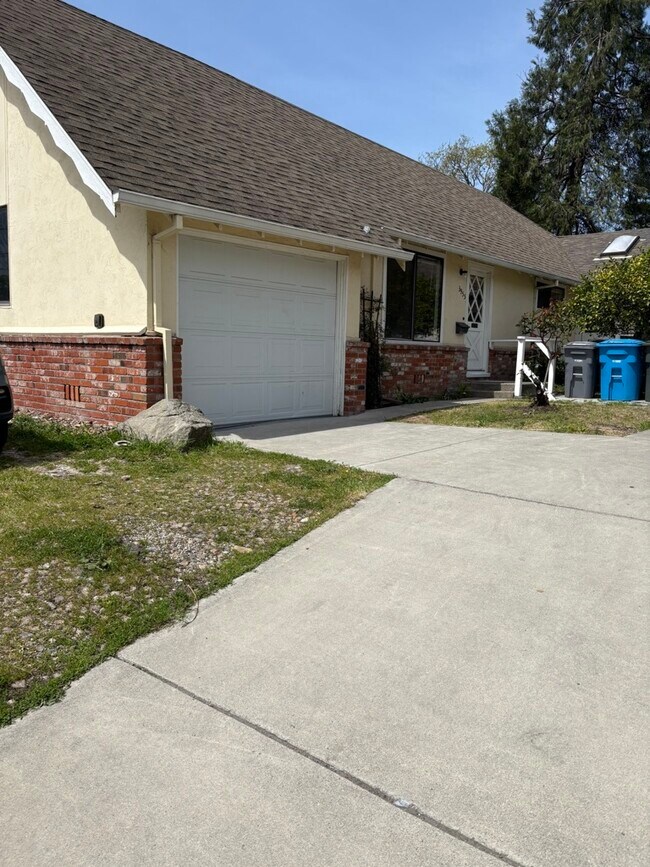 Building Photo - 3955 Princeton Dr