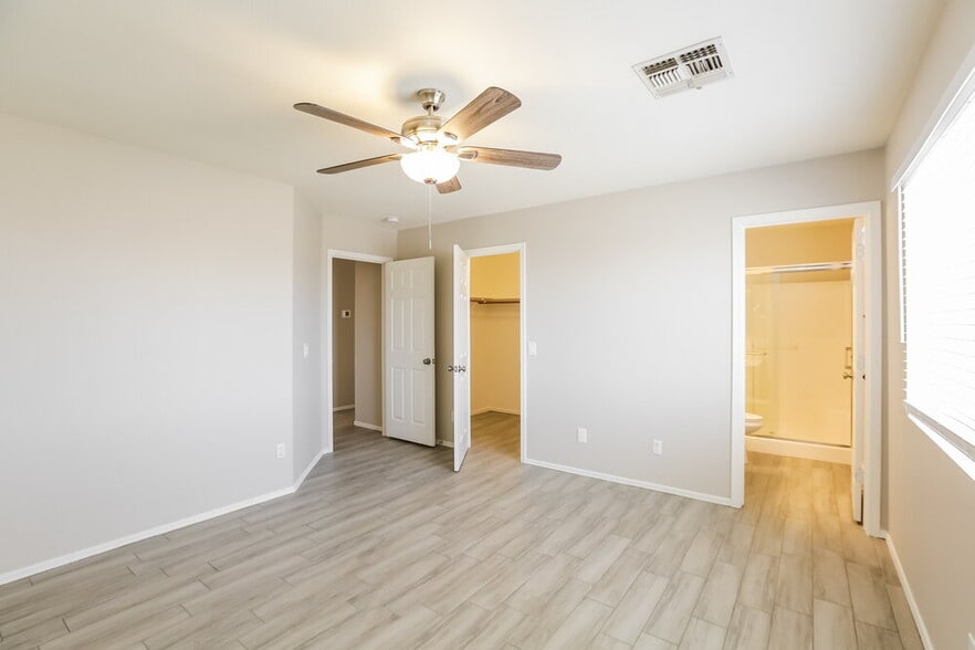 Building Photo - 9243 E Carmel Ave