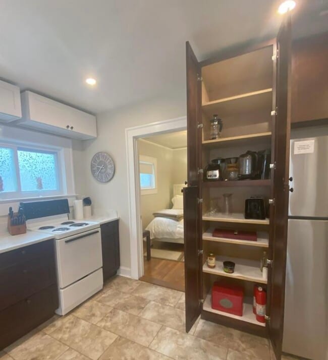 Building Photo - 45 N Oaklawn Ave