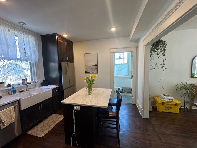 Building Photo - Spacious 3-Bedroom with Luxury Upgrades!!