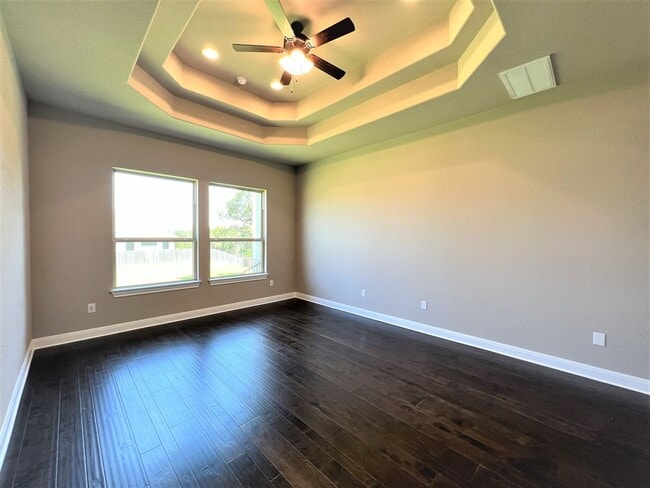 Building Photo - Georgeous 5-Bedroom in the Three Points Community