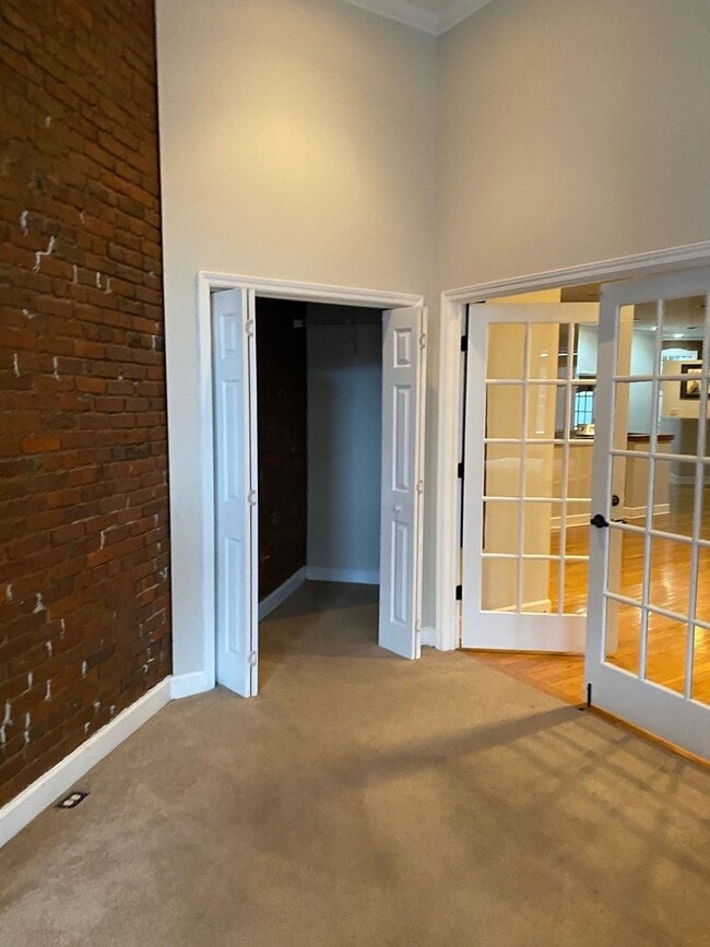 Building Photo - Downtown Apartment! 2 Bed/ 2 Bath with Par...