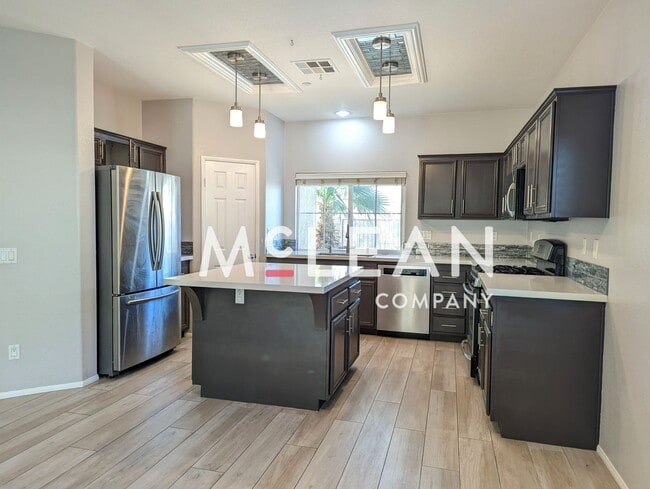 Building Photo - Beautiful Three Bedroom Home - Pet Friendly!