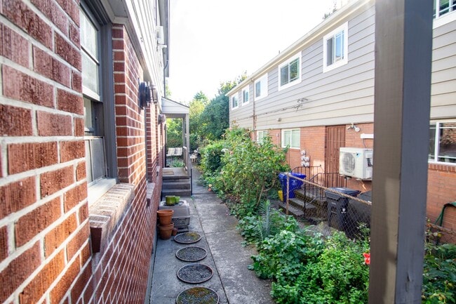 Building Photo - Charming 2-Story Irvington 2 Bedroom w/ Dishwasher & Hardwood Floors!!