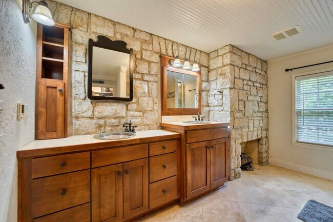 Building Photo - Beautiful 4 bedroom home in University Heights! Don't miss this one!