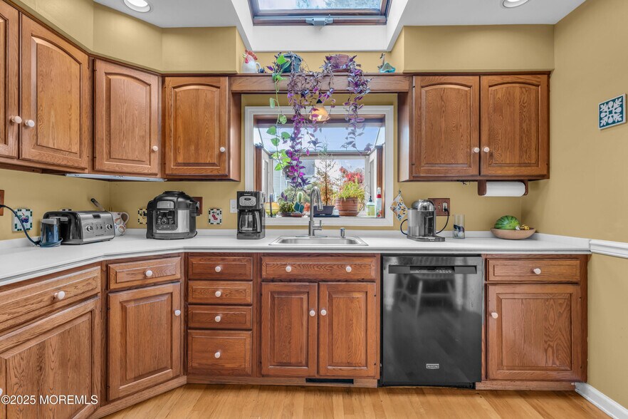 Building Photo - 2420 Cedar St