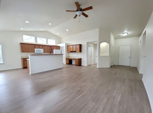 Building Photo - Spacious Rambler in West Richland