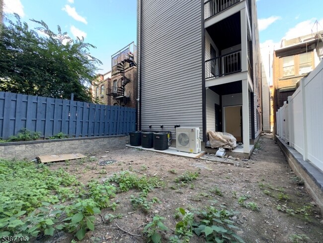 Building Photo - 52 James St