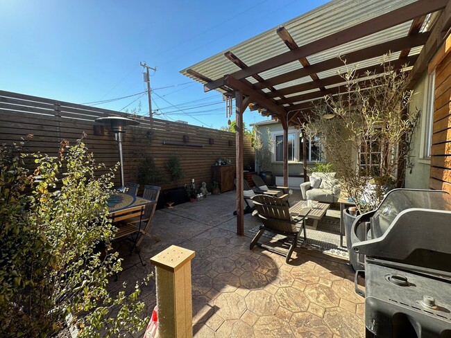 Building Photo - Secluded 2+1 close to Paramount Studios, H...