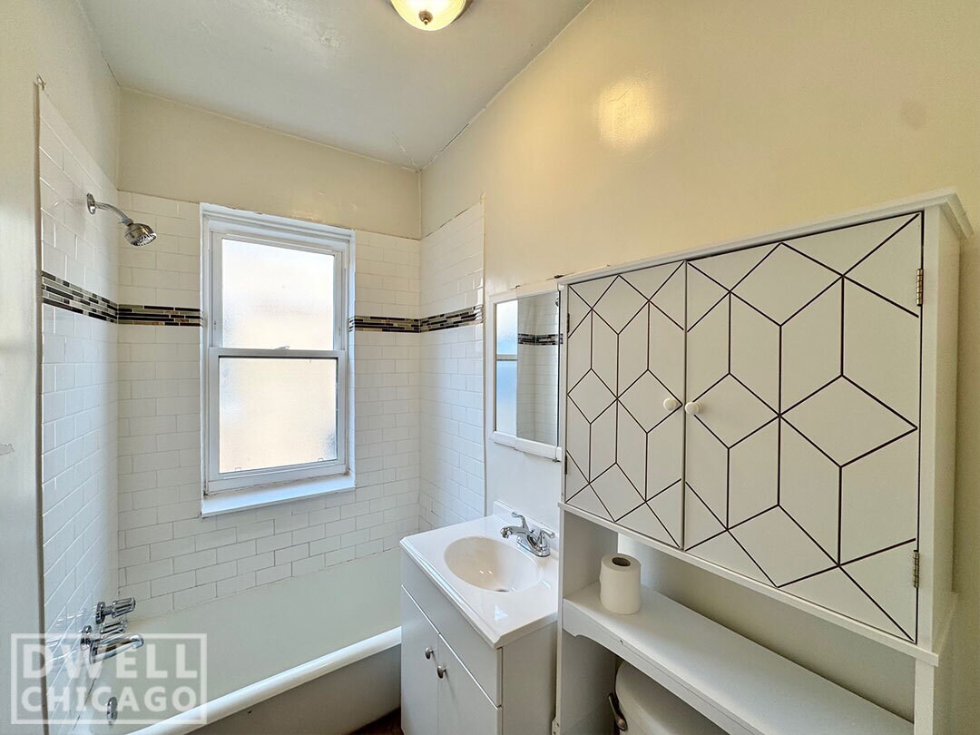 Building Photo - 4208 N Clark St