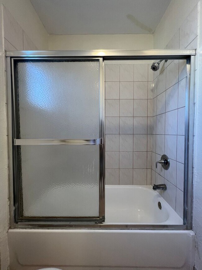 Building Photo - 8416 1/2-8416 1/2 Graham Ave