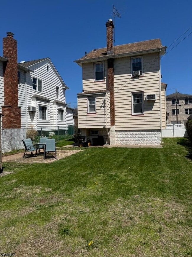 Building Photo - 411 Brook St