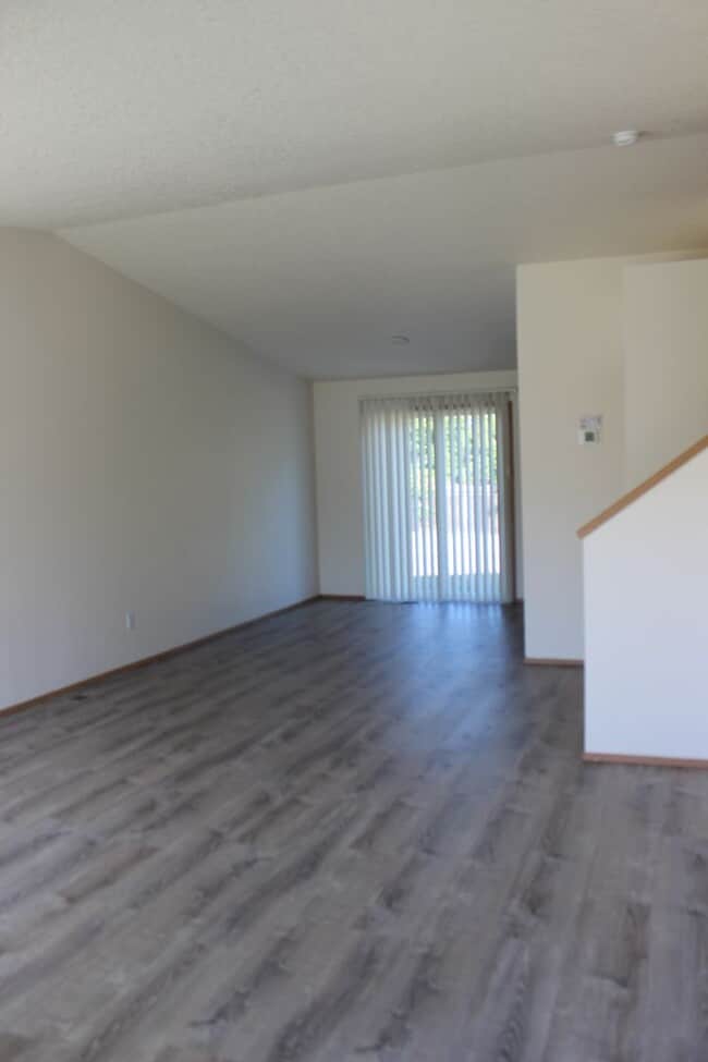 Building Photo - 4 BR, 2 1/2 BA home with fenced yard in qu...