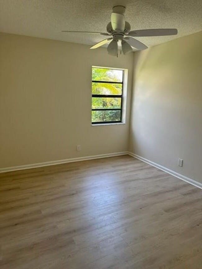 Building Photo - 406 Buttonwood Pl