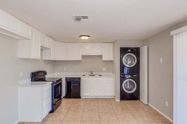 Building Photo - Spacious 4 Bed / 2 Bath Home in Phoenix – Move-In Ready!