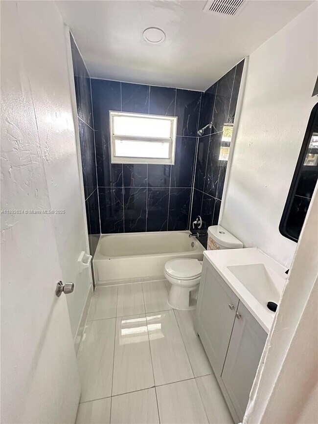 Building Photo - 5303 NW 18th Ct