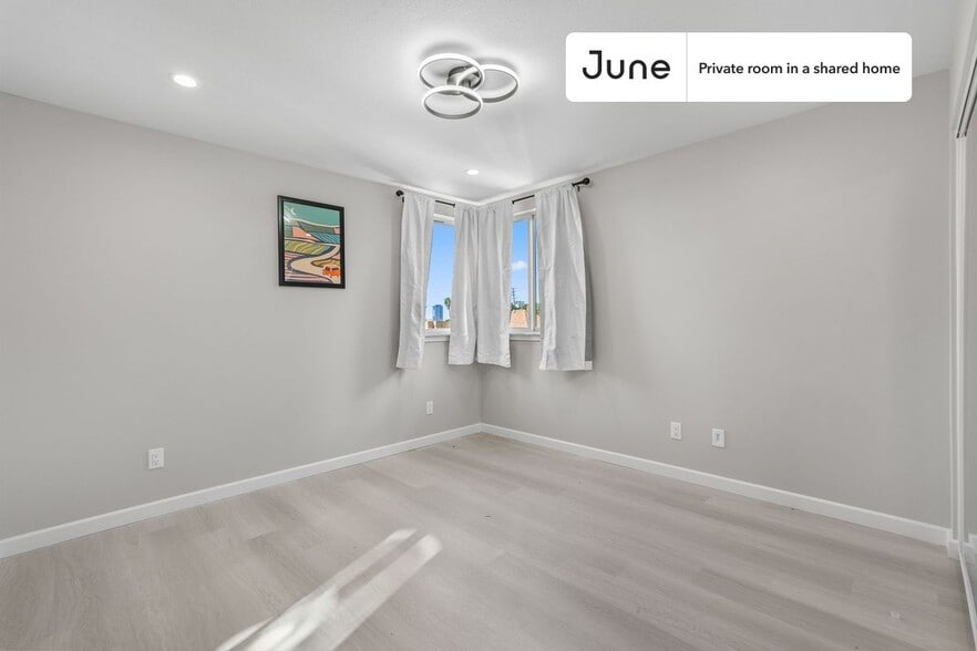 Building Photo - Room in Shared 5 bed/5 bath home in Boyle Heights