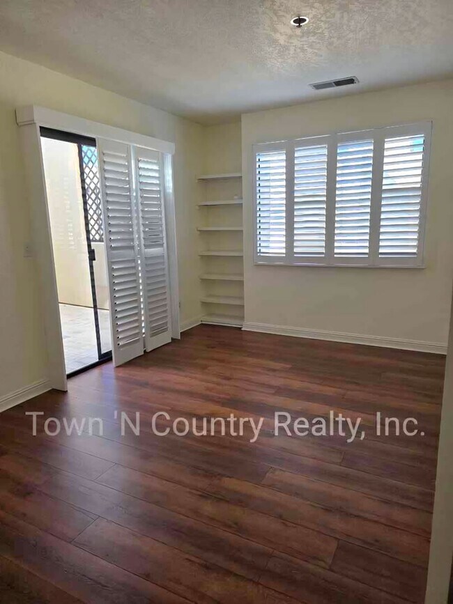 Building Photo - Spacious 2-Bedroom Upper-Level Condo in Sa...