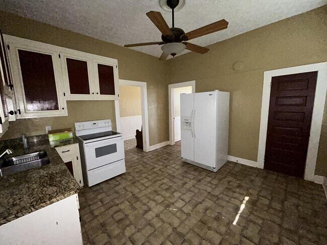 Building Photo - 601 Williams St