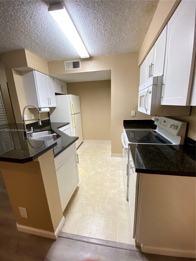Building Photo - 9999 Summerbreeze Dr