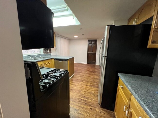 Building Photo - 571 Aberdeen Dr
