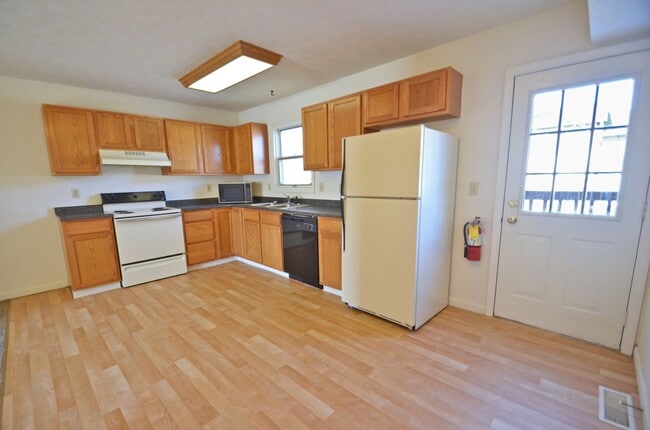 Building Photo - 3 story, 3.5 bedroom!