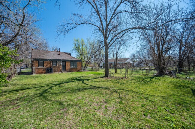 Building Photo - 2209 N Bath Ave