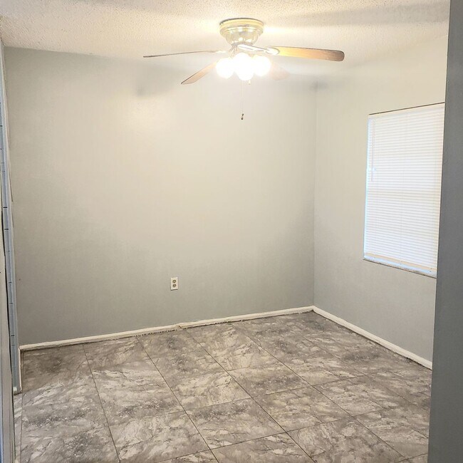 Building Photo - Nice upgraded 1bed/1bath condo conveniently located near busch garden's!