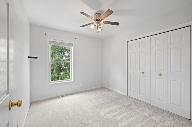 Building Photo - 406 Lakewood Dr