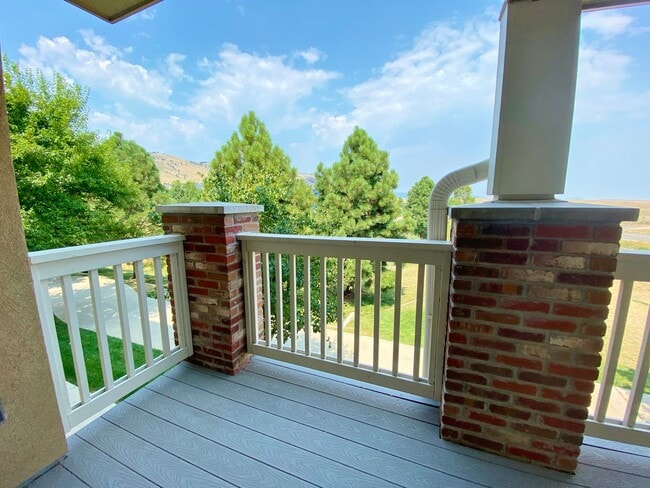 Building Photo - Renovated 2 Bedroom 2.5 Bathroom Condo in ...