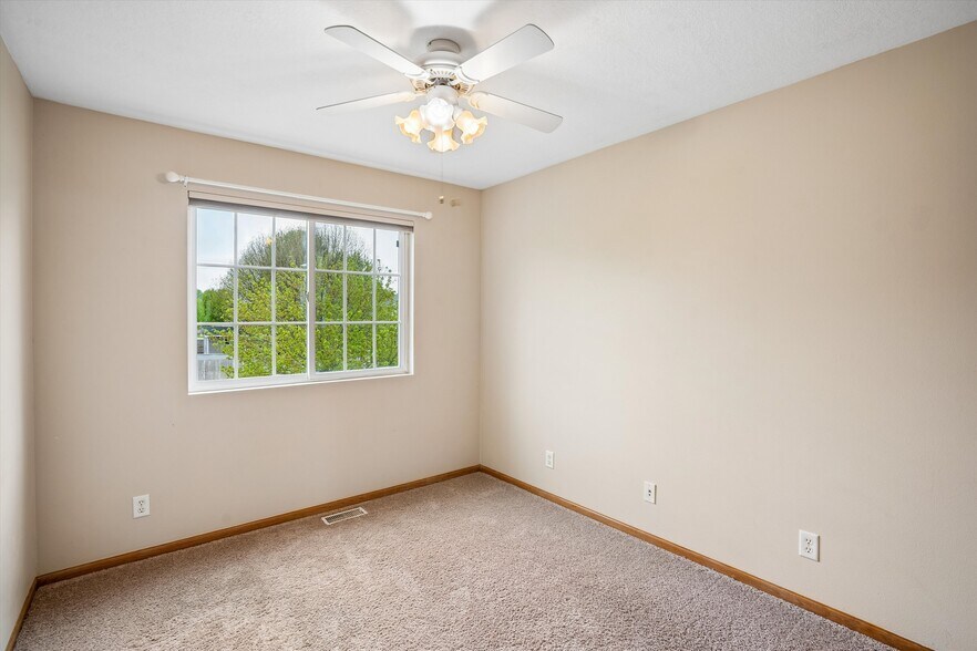 Building Photo - 505 SE Crabapple Dr