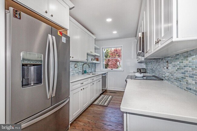 Building Photo - Home in Bay Ridge with beautiful views of the Chesapeake Bay!