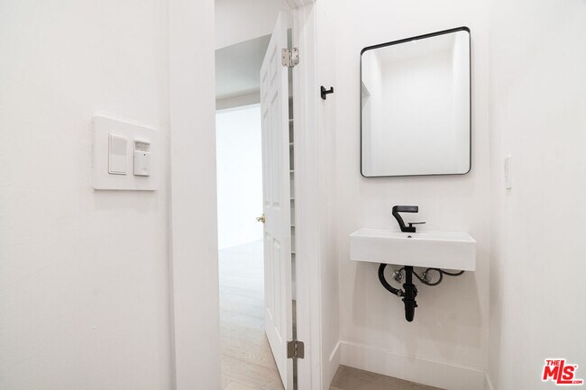 Building Photo - 4612 Franklin Ave